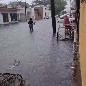 Las intensas lluvias registradas en Mérida dejaron calles completamente anegadas, complicando la circulación y provocando afectaciones en diversos sectores de la ciudad.