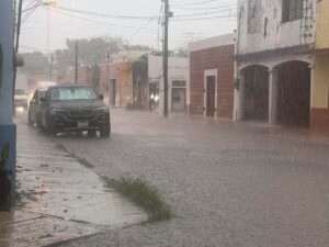 Semáforos fuera de servicio, calles inundadas y vehículos varados fueron parte de las afectaciones que dejó la tormenta, agravando el severo colapso vial y urbano en Mérida.