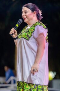 Tila María Sesto puso el ambiente y las risas durante el gran festejo dedicado a las madres de familia en Tulum.