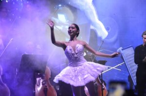 La elegancia y el talento de la bailarina complementaron la presentación de ARCANO, creando momentos llenos de arte, pasión y emoción sobre el escenario.