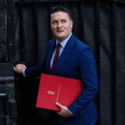 Dimite ministro de Salud británico