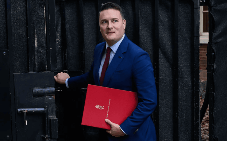 Dimite ministro de Salud británico