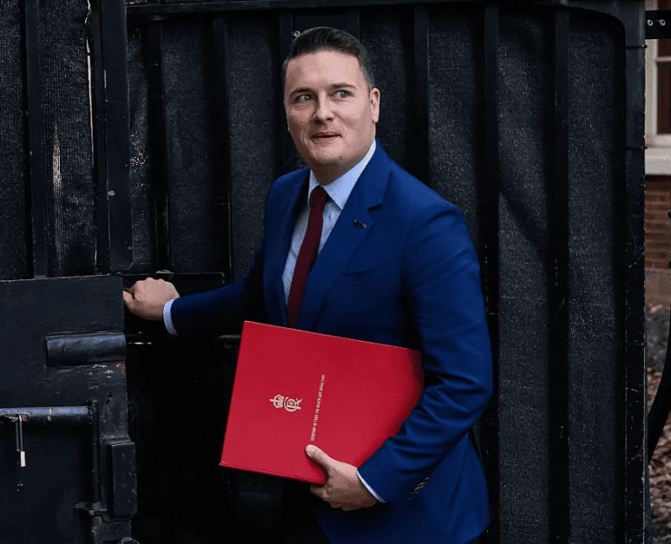 Dimite ministro de Salud británico