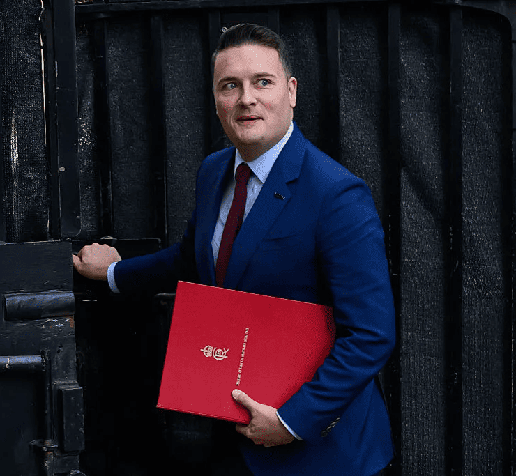 Dimite ministro de Salud británico