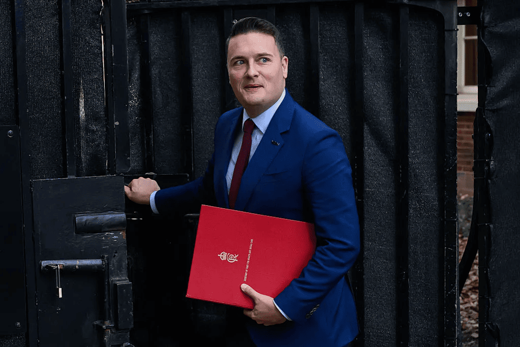 Dimite ministro de Salud británico