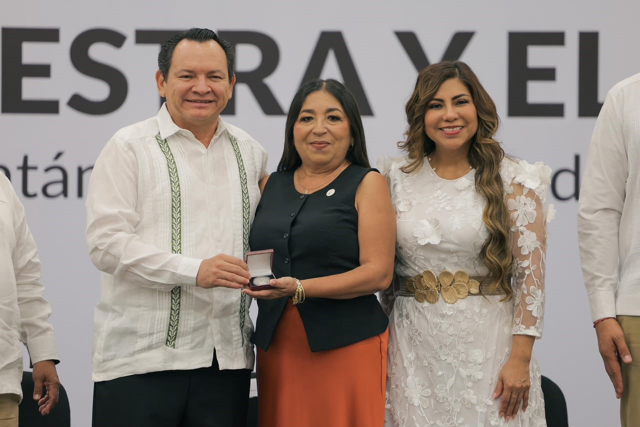 Gobierno de Yucatán reconoce la trayectoria de maestras y maestros
