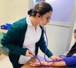 Especialistas del IMSS Yucatán recomiendan detectar a tiempo la hipertensión para prevenir complicaciones cardiovasculares graves.