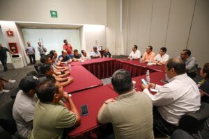 Se mantiene un diálogo abierto y permanente con artesanos, guías turísticos y ejidatarios de Tinum para garantizar acuerdos, orden operativo y atención adecuada en el Centro de Atención a Visitantes