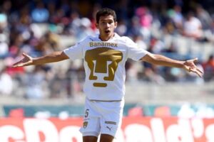 Israel Castro destacó con Pumas y Cruz Azul por su inteligencia táctica y liderazgo en el mediocampo, dejando una huella importante en ambos clubes.