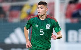 Johan Vázquez apareció en el momento clave para marcar el gol del triunfo ante Australia, confirmando su importancia en la defensa y el ataque de la Selección Mexicana rumbo al Mundial 2026.
