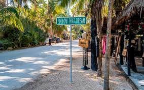 Ciudadanos y comerciantes de Tulum convocaron a una marcha para exigir soluciones ante la crisis turística que afecta al pueblo maya.