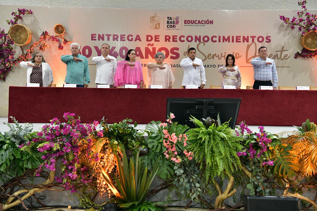 Javier May Rodríguez reconoció la labor y el compromiso del magisterio 