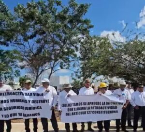 Jubilados de PEMEX y CFE en Mérida protestaron durante la visita de Claudia Sheinbaum para exigir la revisión de la reforma a las pensiones.