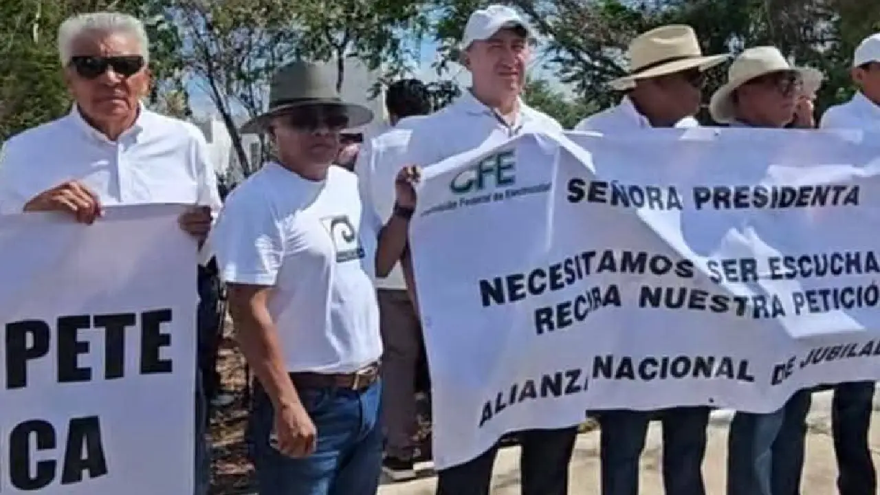 Jubilados de PEMEX y CFE en Mérida exigen revisión de la reforma