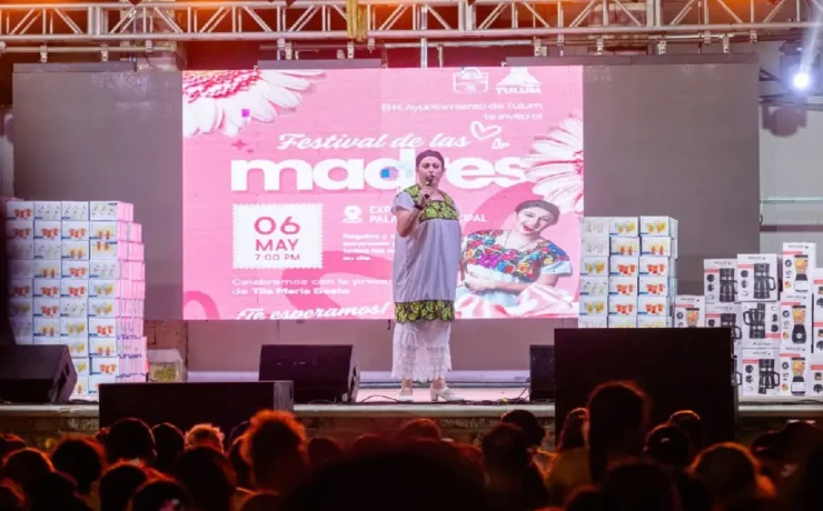 Madres son reconocidas en gran festejo durante emotiva celebración en Tulum