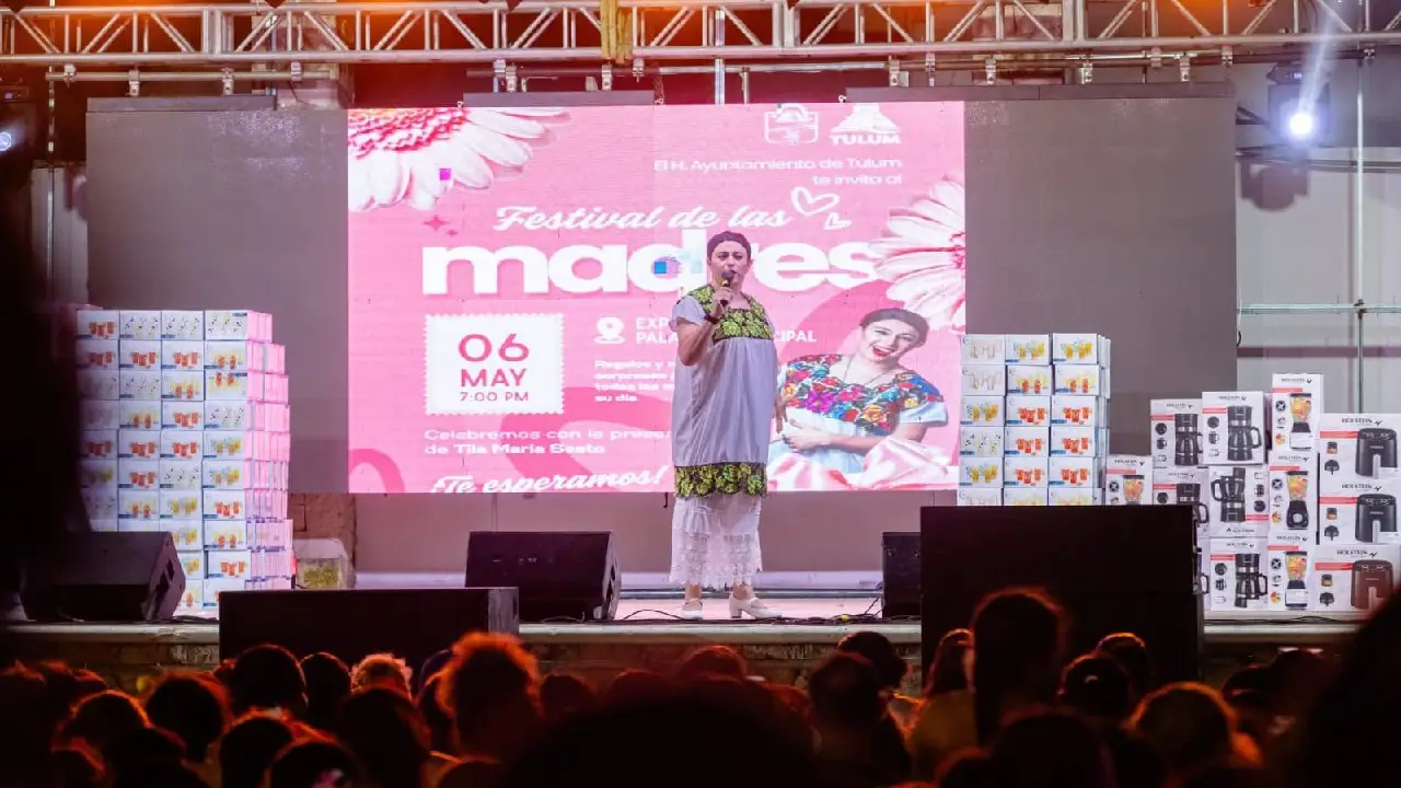 Madres son reconocidas en gran festejo durante emotiva celebración en Tulum