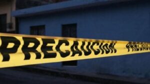El inmueble quedó bajo resguardo ministerial tras el hallazgo de cientos de paquetes tipo “tabique” con aparente cocaína.