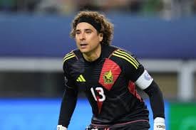 Guillermo Ochoa volvió a demostrar su experiencia bajo los tres postes al ingresar en la segunda mitad y realizar tres atajadas fundamentales para mantener la victoria de la Selección Mexicana ante Australia.