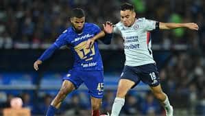Aficionados de Pumas UNAM y Cruz Azul abarrotaron la preventa de los Boletos de la final de vuelta rumbo al duelo en el Olímpico Universitario.