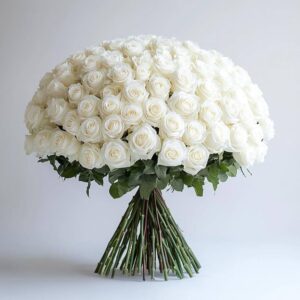 Un ramo de rosas blancas representa amor, elegancia y pureza, el detalle perfecto para sorprender a mamá en su día especial.