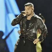 Ricky Martin sufre incidente con gas lacrimógeno