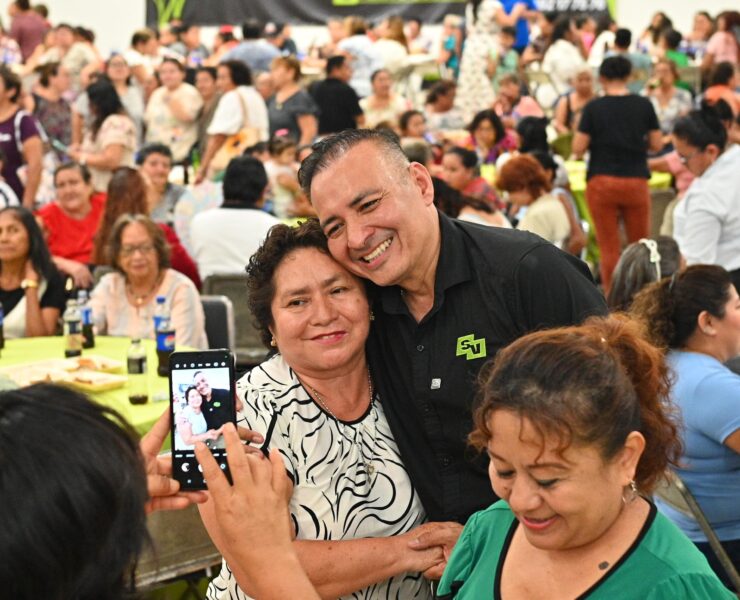 Sergio Vadillo reúne miles madres Mérida celebra Día especial