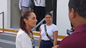 Jubilados de Petróleos Mexicanos aprovecharon la visita de Claudia Sheinbaum para solicitar atención médica y soluciones a sus demandas históricas.