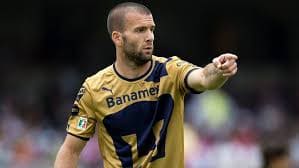 Emanuel “Tito” Villa dejó su huella goleadora en Cruz Azul y Pumas, convirtiéndose en uno de los delanteros extranjeros más recordados de la Liga MX.
