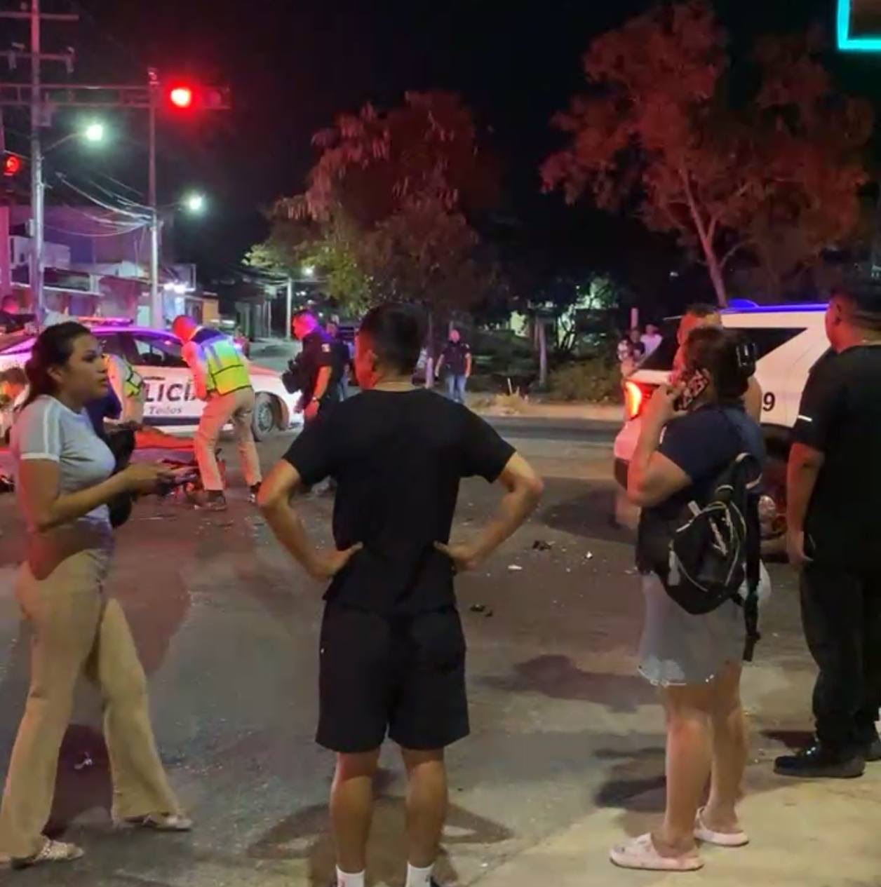 Patrulla provoca accidente al pasar semáforo en rojo durante emergencia