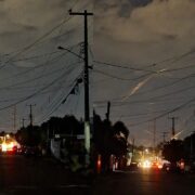 ¡Vecinos molestos! Seis horas sin luz desatan amenaza de bloqueos en Nueva Mulsay