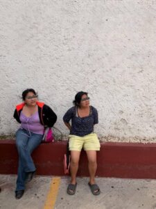Tensión y forcejeos marcaron el operativo donde Detienen a dos mujeres tras presunta agresión a elementos policiacos en Campeche.