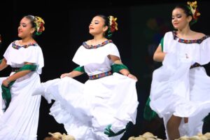 El Foro la cultural reúne a familias y artistas en una noche llena de música, color y tradiciones que celebran el orgullo tabasqueño.