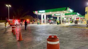 Trabajador permanece Entre la vida y la muerte tras fuerte explosión en gasolinera de Campeche.