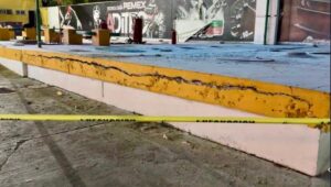  Paramédicos de la Cruz Roja Mexicana trasladaron de emergencia al trabajador, quien continúa Entre la vida y la muerte tras la explosión.