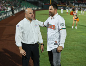 Rivera inició su carrera profesional con los Leones en 2001, cuando apenas tenía 19 años, comenzando así un camino que lo llevaría a convertirse en uno de los pitchers más recordados por la afición yucateca