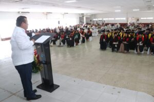 El rector de la Universidad Alfa y Omega, Teófilo Cruz Guzmán, encabezó la ceremonia de graduación en Jalapa, donde reconoció el esfuerzo y dedicación de los nuevos profesionistas tabasqueños.