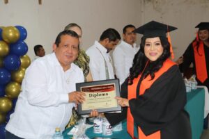 Durante la ceremonia, autoridades académicas y municipales acompañaron a los graduados de las sedes Tequila, Tapijulapa, Villa El Cielo y Jalapa en este importante logro profesional.
