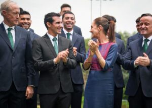 Rommel Pacheco acompañó a la Presidenta Claudia Sheinbaum durante la ceremonia oficial que marcó el inicio de la participación de México rumbo al Mundial 2026.