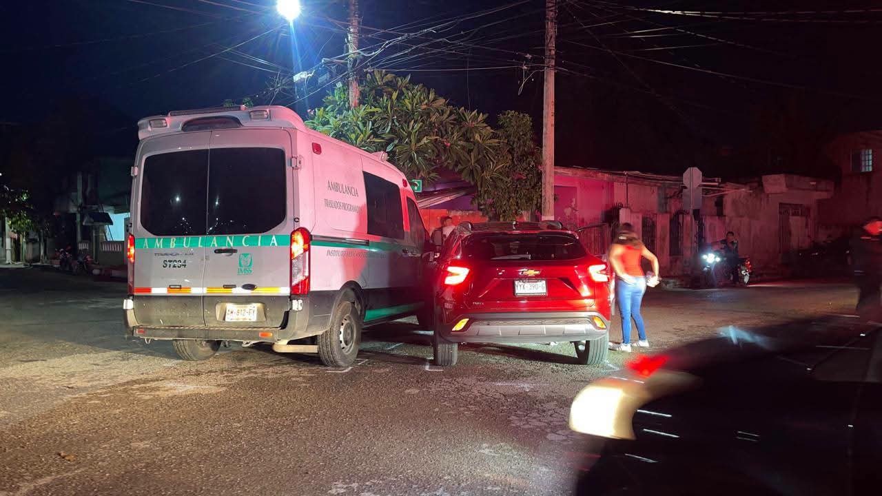Ambulancia del IMSS provoca fuerte choque en calles de Tizimín