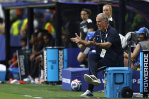 Marcelo Bielsa observa desde la zona técnica el desarrollo del partido, en un cierre complicado donde Uruguay se quedó en fase de grupos tras no lograr reaccionar ante España.