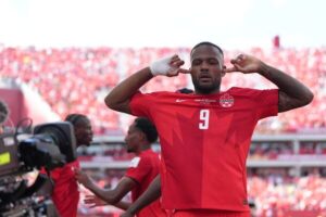 Cyle Larin se convirtió en el héroe de Canadá al marcar el gol del empate al minuto 78, rescatando un valioso punto en el debut de su selección.