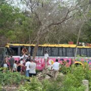 Camión de Xcaret con turistas sufre fuerte accidente en carretera