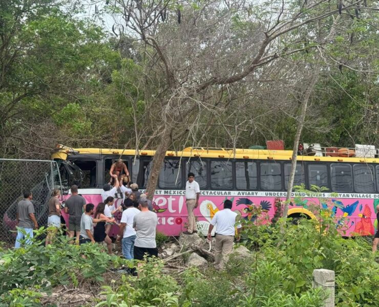 Camión de Xcaret con turistas sufre fuerte accidente en carretera