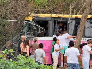 Un fuerte accidente carretero protagonizó esta tarde un camión turístico de Grupo Xcaret