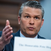 Hegseth elimina a oficiales negros y mujeres de una lista de ascensos