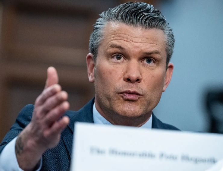Hegseth elimina a oficiales negros y mujeres de una lista de ascensos