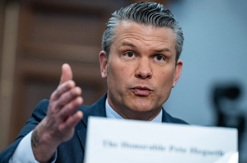 Hegseth elimina a oficiales negros y mujeres de una lista de ascensos