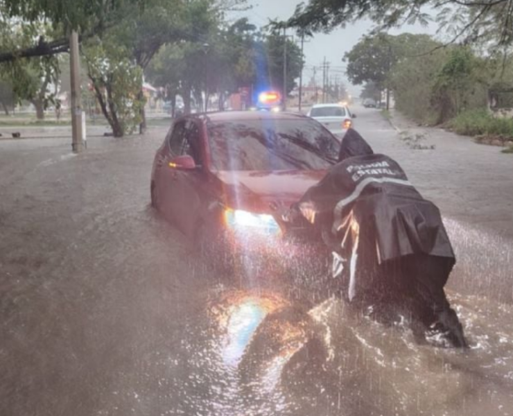 Onda tropical suspende clases Campeche y afecta estados vecinos