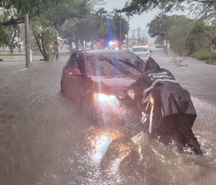 Onda tropical suspende clases Campeche y afecta estados vecinos