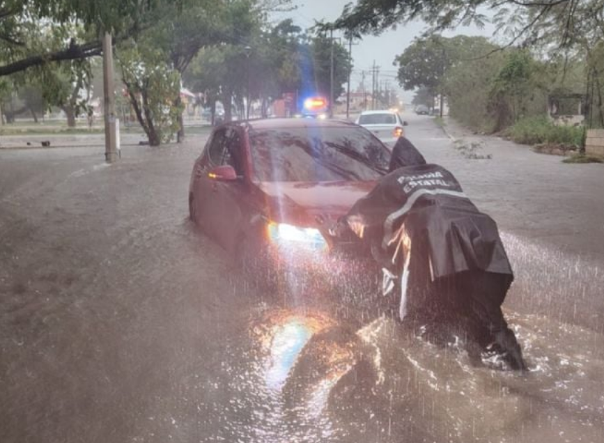 Onda tropical suspende clases Campeche y afecta estados vecinos